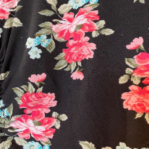 💲⬇️ Kristin Nicole Black Floral Blouse - Picture 5 of 7